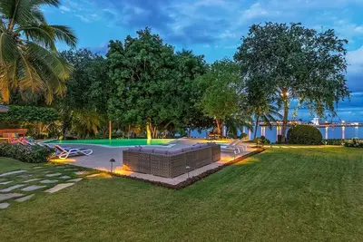 Image de Belle villa en bord de mer avec un jardin Acre et une piscine à débordement, Deux Gazebos, à plein personnel