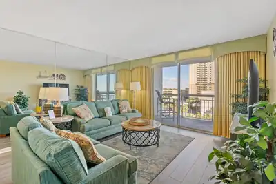 Image de Condo avec vue sur la mer, entièrement rénové avec toutes les nouvelles améliorations, dans une communauté privée