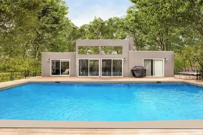 Image de Nouvelle Inscription: PROPRIÉTÉ Gated, Jardins De MÉDITATION, FENÊTRES De Plancher Au Plafond, Pont En Acajou, À PROXIMITÉ De Village Et Des Plages D'Est Hampton