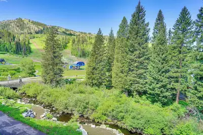 Image de Nouveau Condo skis aux pieds dans la solitude avec bain à remous sur le toit