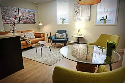 Image de 1Bedrm+Den/Office Suite with a Mid-century Modern Vibe - Extended Stays Welcome
