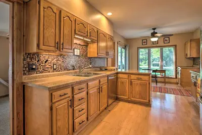 Image de Nouveau! Pet-Friendly Home w \/ vue sur le lac Delavan!