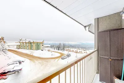 Image de Condo situé au bord de la pente sur la piste Perfection avec piscine commune saisonnière et bain à remous!