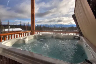Image de Lodge familial avec bain à remous privé et vue sur la montagne, près des pistes de ski