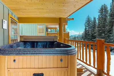 Image de Superbe maison de ville avec un bain à remous et un balcon - à pied du village!
