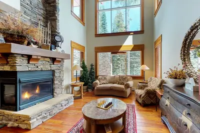 Image de Spacieuse maison de luxe avec bain à remous privé, accès direct aux pistes de ski et accessoires artisanaux