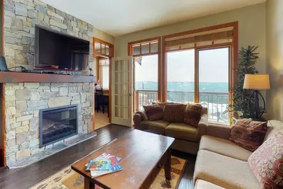 Image de Superbe condo familial avec bain à remous privé et accès skis aux pieds
