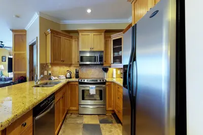 Image de Slopeside condo w / bain à remous privé, balcon et vue sur le ski - étapes de pistes de ski!