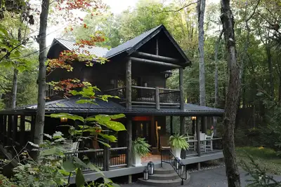 Image de Britannique Woodlands Dreamcatcher Cabin