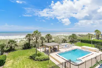 Image de Condo Oceanfront exquis avec des finitions design