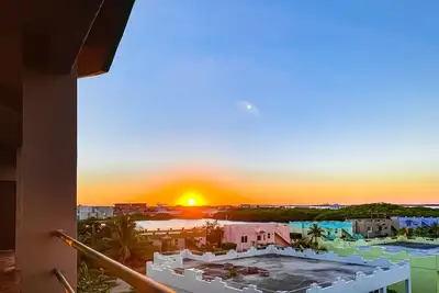 Image de Suite au bord du lagon avec piscine commune, balcon privé et vue imprenable!
