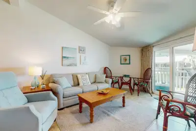 Image de Condo côtier confortable avec vue magnifique sur la baie et accès à la plage à proximité