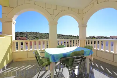 Image de Appartement d'une chambre avec la terrasse et la vue sur le mer Baie Ostricka luka, Rogoznica (A-17086-d)