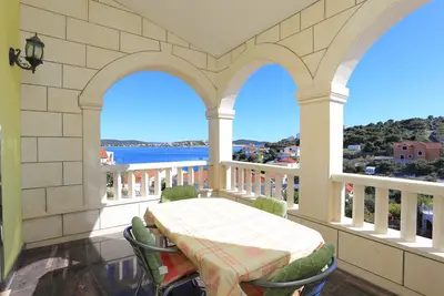 Appartement d'une chambre avec la terrasse et la vue sur le mer Baie Ostricka luka, Rogoznica (A-17086-c)