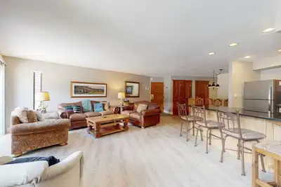 Image de Ski-in / ski-out condo w / cheminée et bain à remous / piscine partagée - étapes de remontées / ville!