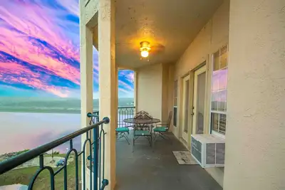 Image de Coucher de soleil sur le lac Travis dans le Hill Country. Animaux acceptés