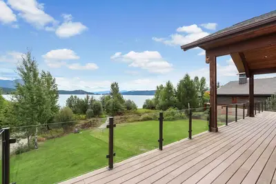 Image de Maison luxueuse au bord du lac avec un bain à remous privé et une salle de divertissement divertissante