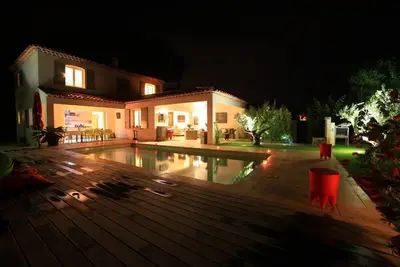Image de villa design terrasses piscine 8X4m