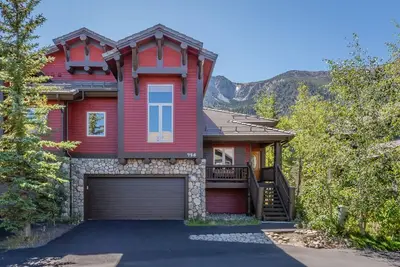 Image de Maison de ville confortable avec 4 chambres et vue imprenable sur les montagnes de Sherwin