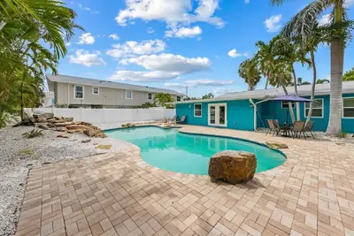 Image de Maison centrale Anna Maria Island à une minute à pied du golfe.