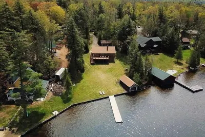Image de Belle maison au 4ème lac avec une vue magnifique sur le lac et un quai privé