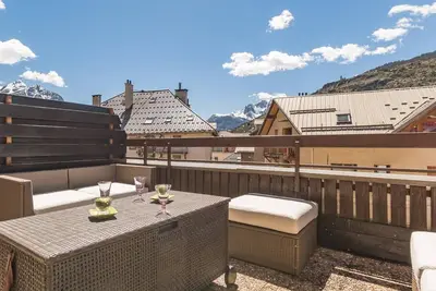 Image de Joli studio à Briançon avec coin nuit, grande terrasse et parking privé.