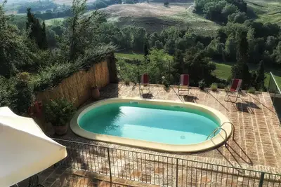 Maison de campagne chic, piscine, vew, WiFi, dans un village proche de Montalcino