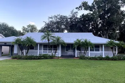 Image de Lake Retreat in Downtown Sebring 2\/1 maison avec accès au lac sur une rue isolée