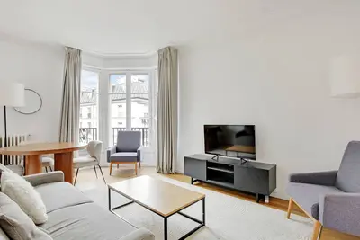 A Superb 2-Bdr in St Michel / Notre Dame