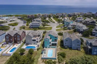 Image de Pour chacun: Oceanside, piscine privée et bain à remous, piscine communautaire et courts de tennis.