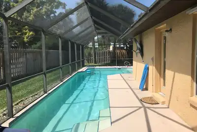 Image de À pied de la plage et du centre-ville - piscine privée maison + quai avec pêche et lamantins!
