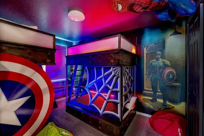 Image de Piscine privée, chambres à thème, jeux d'arcade et cinéma!