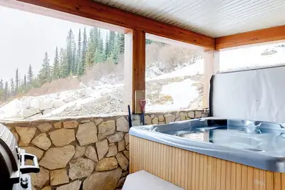 Image de Homey condo ski-in / out w / bain à remous privé et de divertissement!