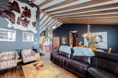 Image de Spacieux condo avec bain à remous privé, accès ski in / out et vue sur la montagne