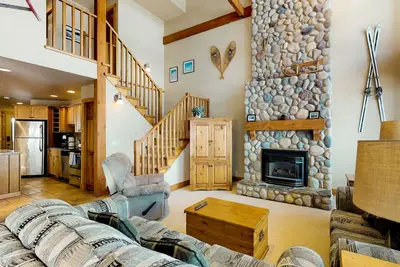 Image de Chalet aux pistes de ski avec vue sur la montagne, bain à remous privé et foyer au gaz