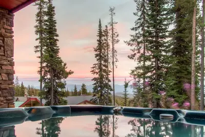 Image de Accueil haut de gamme skis aux pieds avec bain à remous privé, sauna et chambre pour tout le monde