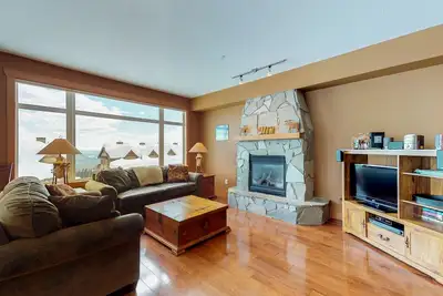 Image de Condo de ski aux pieds avec spa privé haut de gamme - dévalez les pentes facilement!