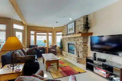 Image de Condo de montagne au pied des pistes avec bain à remous, balcon et vue magnifique
