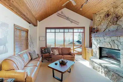 Image de Ski-in / ski-out duplex w / bain à remous, balcon et vue sur la montagne - à pied du village!