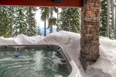 Image de Chalet skis aux pieds avec bain à remous privé, accès facile au village!