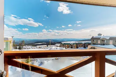 Image de Ski-in / ski-out de ce condo spacieux w / un bain à remous privé et foyer au gaz