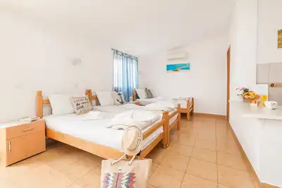 Image de Viktorija - Studio triple confortable avec vue sur la mer