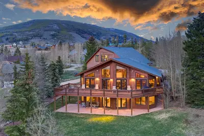 Image de 4 366 pieds carrés Belle maison à côté du lac Dillon et le meilleur ski au Colorado
