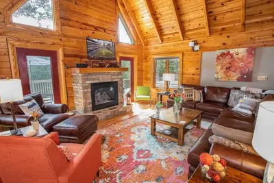 Image de Cabane en rondins haut de gamme 4br sur Sugar Mtn, bain à remous, vues, table de billard, foyer, près des pentes