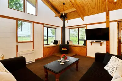 Image de Pines Beach Haven - Belle maison spacieuse. Une vue imprenable. Promenades sur la plage et le fleuve.