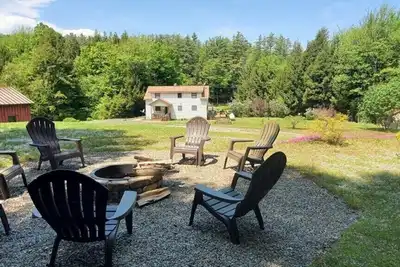 Image de Adirondack calme maison sur une superficie tentaculaire, un ruisseau babillant et un décor champêtre