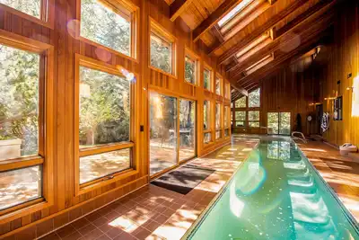 Image de Superbe maison dans Sunriver Resort avec piscine intérieure et spa intérieur par AvantStay