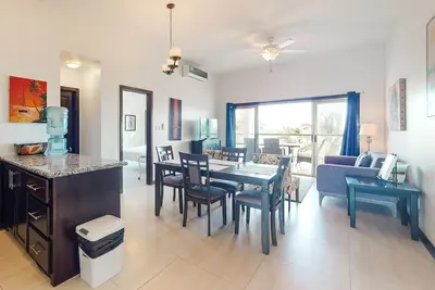 Image de Condo en bord de mer avec piscine partagée, plage privée - loin de la ville animée!
