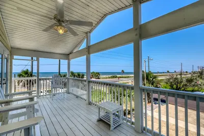 Image de Dog-friendly maison côtière w / une salle de jeux et terrasse couverte - accès à la plage!