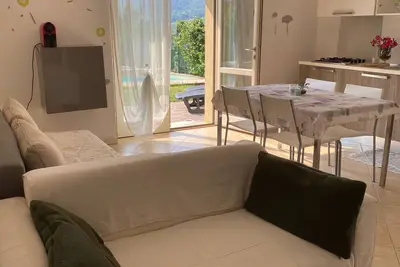 Appartement de deux pièces dans villa avec jardin privé